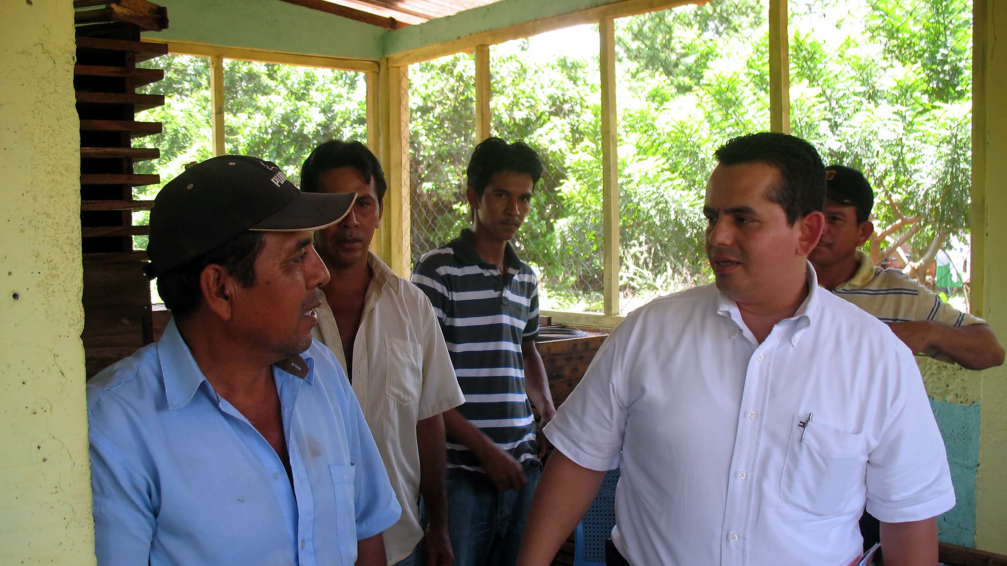 Rogerio Cuadra conversa con productores en una visita de campo