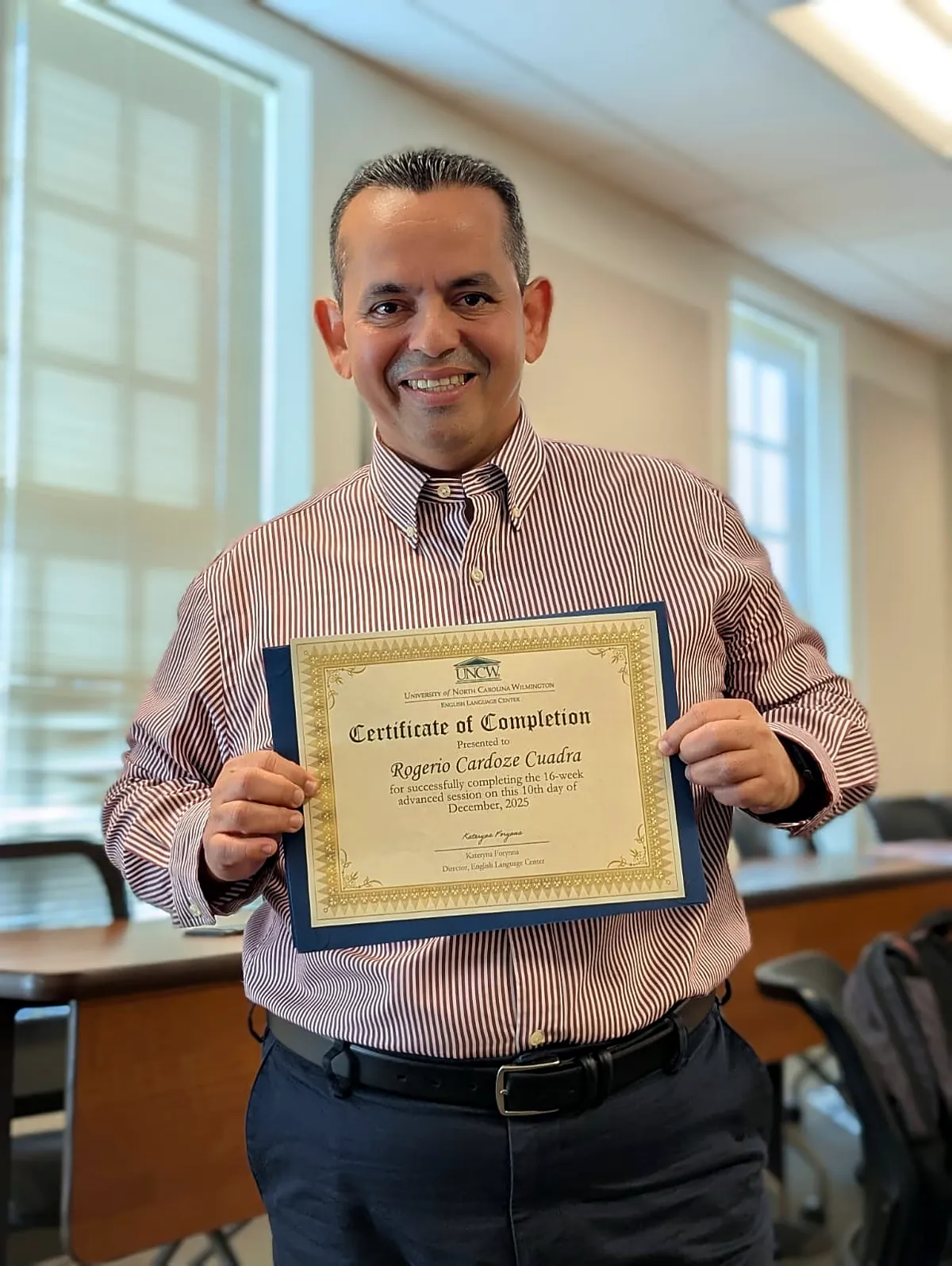 Rogerio Cuadra con su certificado de inglés avanzado de UNCW