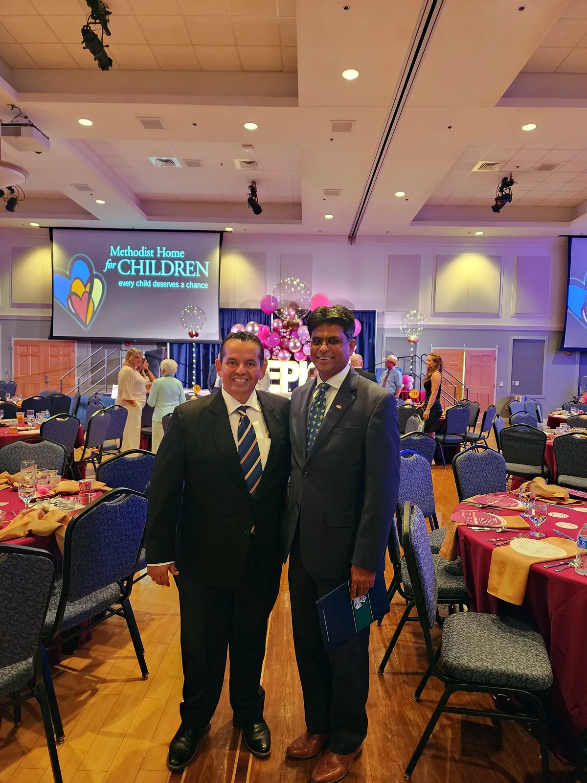 Rogerio Cuadra con el Chancellor de UNCW, Aswani K. Volety