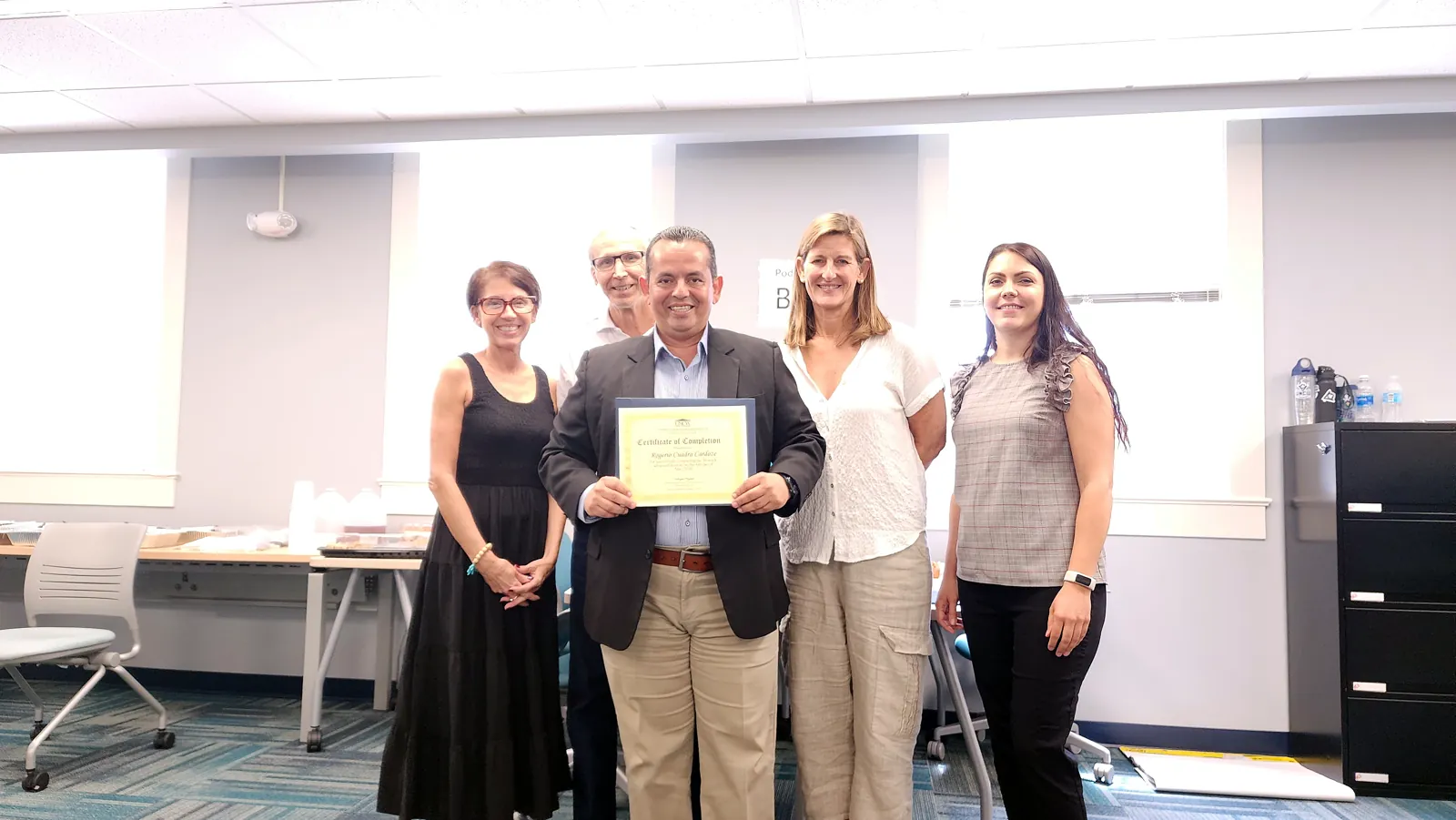 Rogerio Cuadra con sus profesores y la directora del English Language Center de UNCW